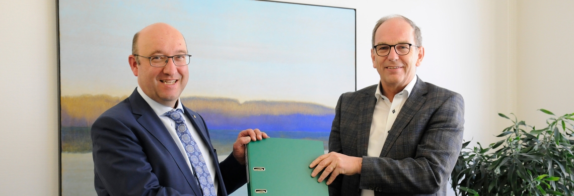 Regierungsrat Bruno Damann &uuml;bergibt seinem Nachfolger Beat Tinner symbolisch das Volkswirtschaftsdepartement.